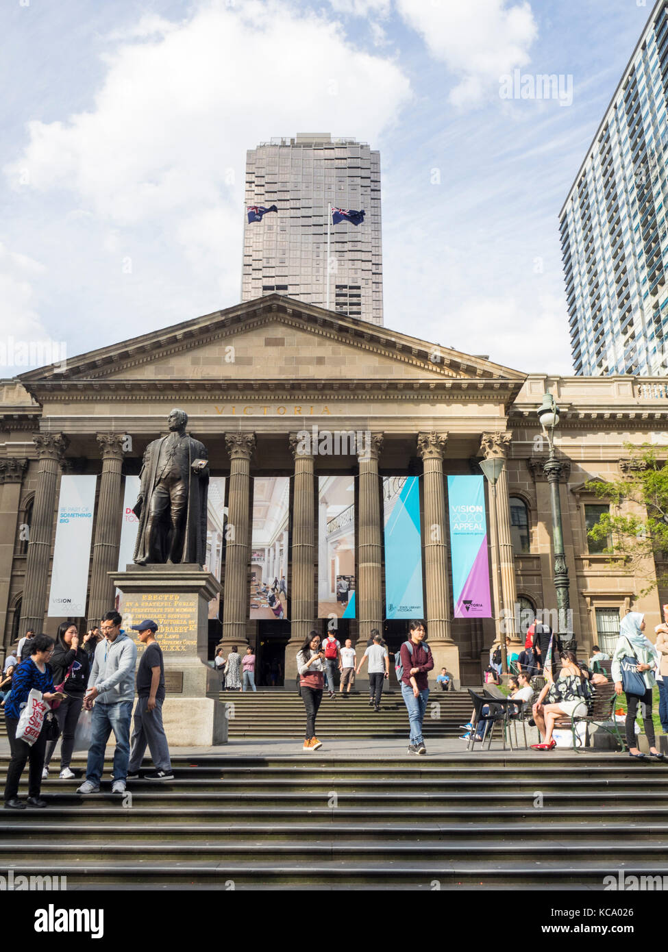 Les gens marcher et se tenir debout en face de la bibliothèque de l'État de Victoria sur Swanston Street Melbourne, Victoria, Australie. Banque D'Images