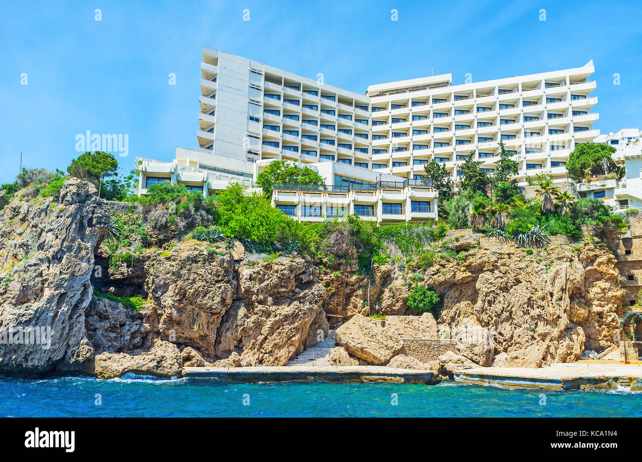 Les falaises pittoresques de muratpasa district de antalya servent de l'emplacement idéal pour l'hôtel moderne, offrant des complexes de meilleures conditions pour tou Banque D'Images