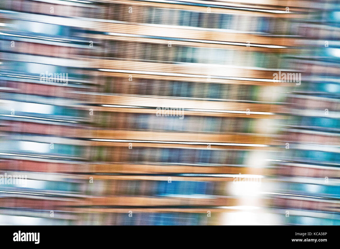 Un résumé bleu et orange vue photographique de bâtiments en mouvement dans la ville, avec un effet de texture de réticulation du grain Banque D'Images