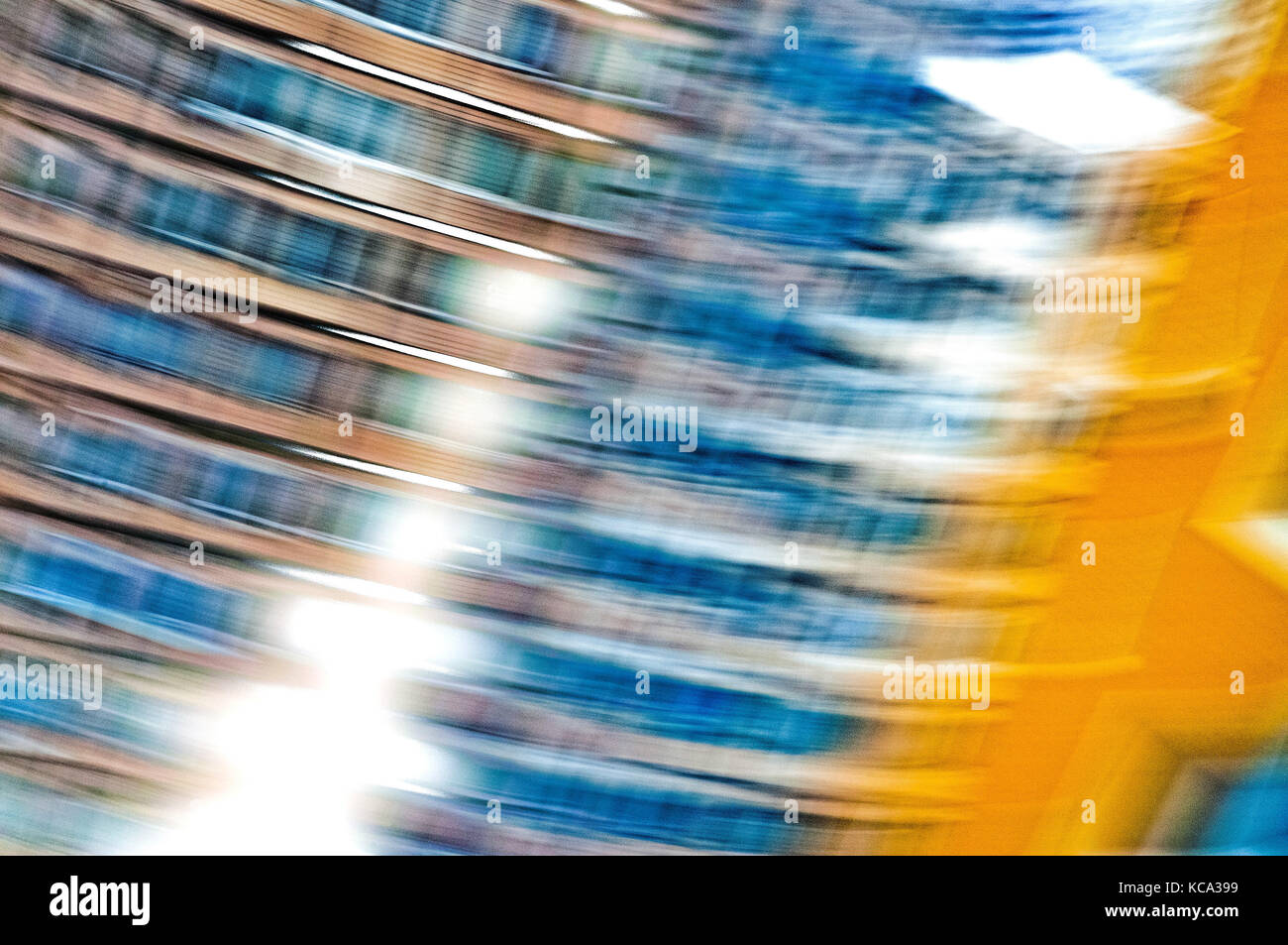 Un résumé bleu et orange vue photographique de bâtiments en mouvement dans la ville, avec un effet de texture de réticulation du grain Banque D'Images