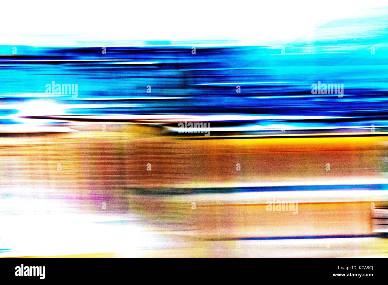 Un résumé bleu et orange vue photographique de bâtiments en mouvement dans la ville, avec un effet de texture de réticulation du grain Banque D'Images
