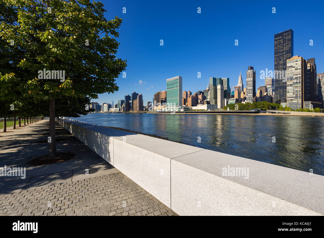Vue d'été de Manhattan Midtown East de l'île de Roosevelt (Franklin D. Rosevelt Quatre Libertés Park). New York City Banque D'Images