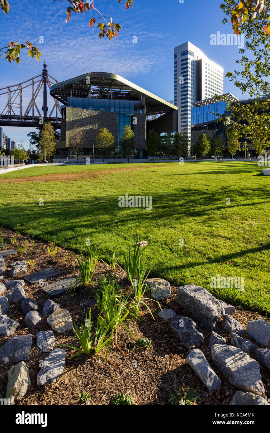 Vue d'été de la Tech Campus Cornell sur Roosevelt Island. New York City Banque D'Images