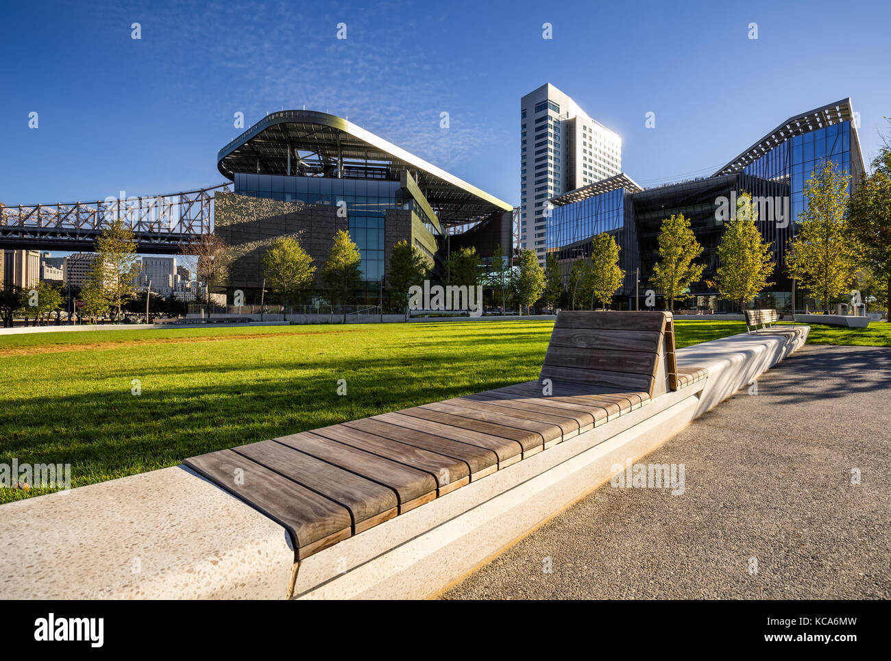 Vue d'été de la Tech Campus Cornell sur Roosevelt Island. New York City Banque D'Images