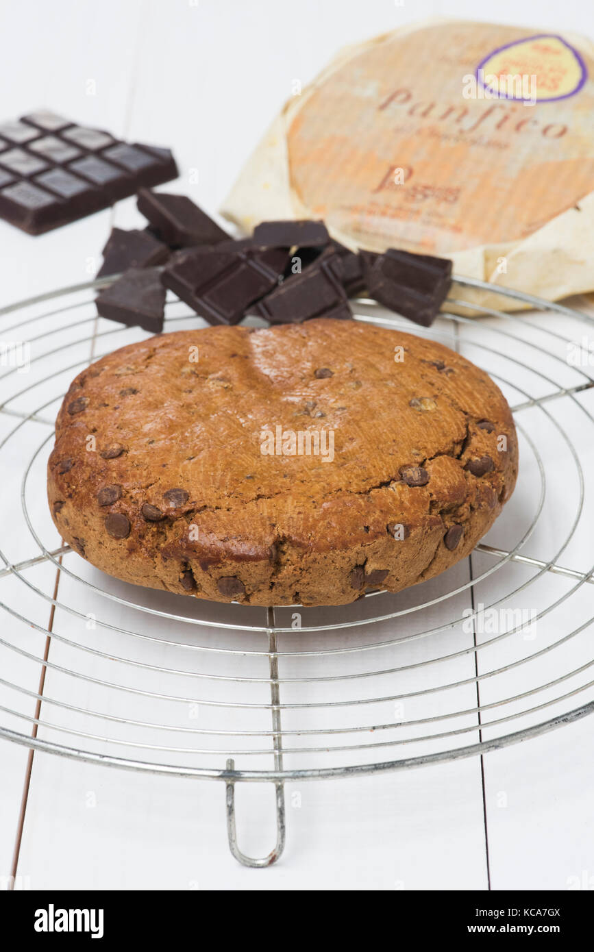 Panfico italien et noisette fig cake au chocolat noir sur une grille ronde Banque D'Images