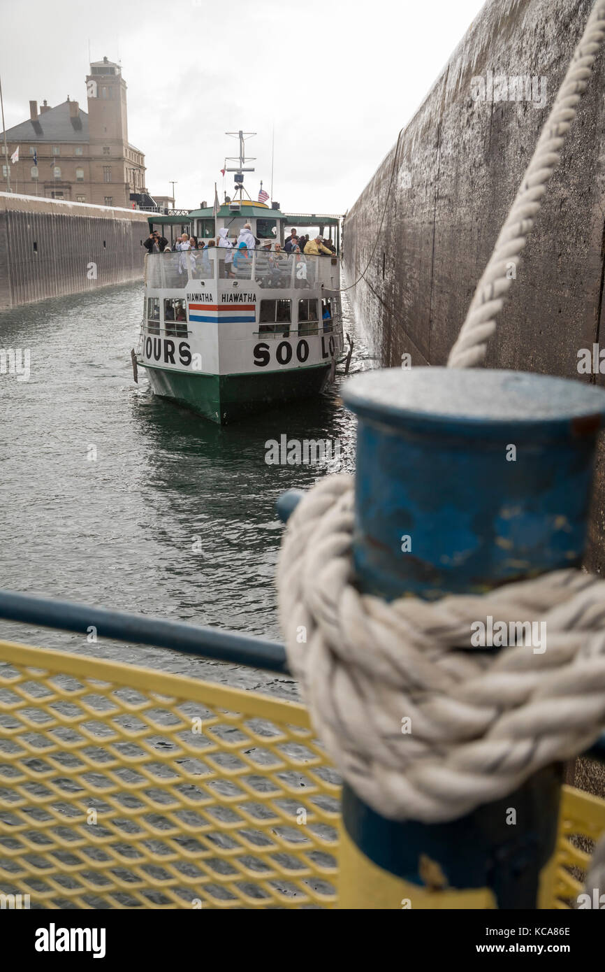 Sault Ste Marie, Michigan - Soo Locks bateaux d'excursion attachés dans l'écluse MacArthur, attendant d'être levés de 21 pieds au niveau du lac supérieur. Banque D'Images