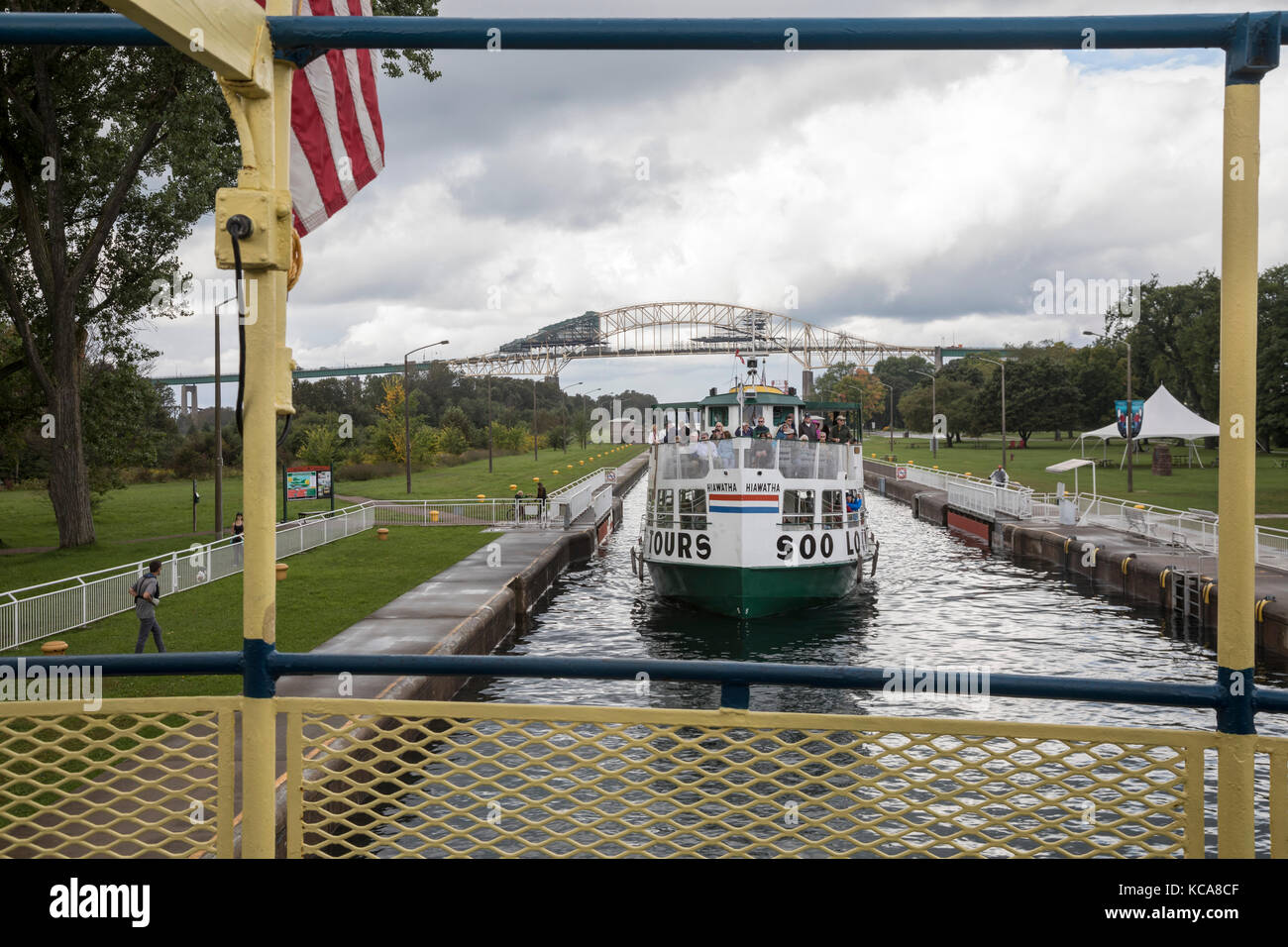 Sault Ste Marie, ontario canada - touristes sur une excursion en bateau autour de la Soo Locks comme le bateau passe par l'écluse canadienne. La petite écluse canadienne est de nous Banque D'Images