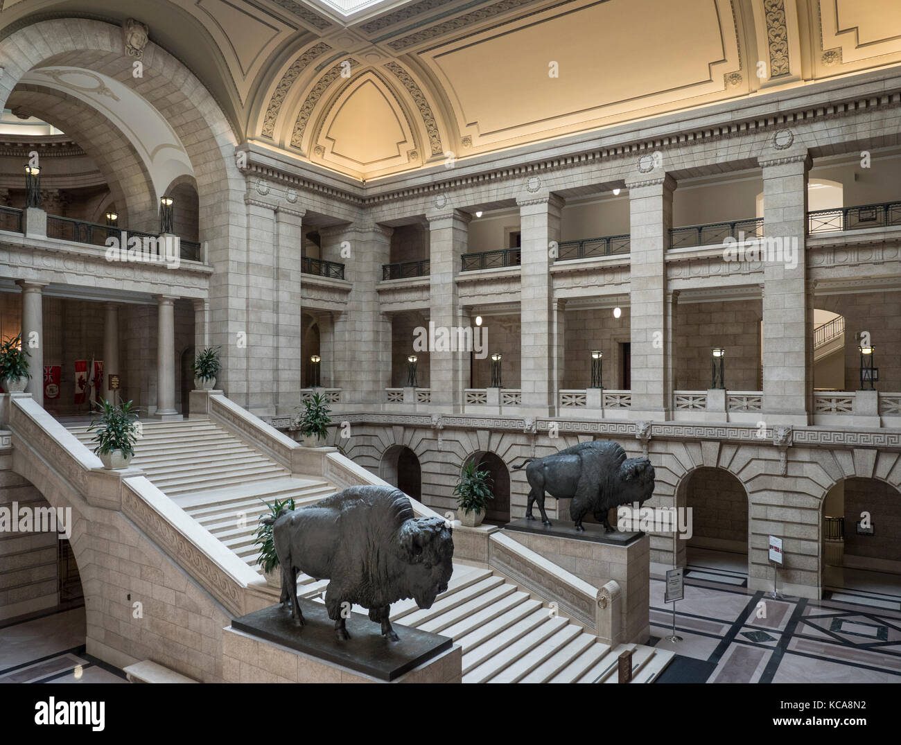 Grand escalier, édifice de l'assemblée législative provinciale du Manitoba, Winnipeg, Manitoba, Canada. Banque D'Images