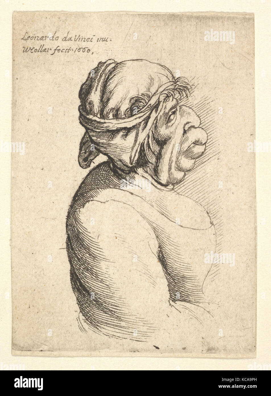 Buste de femme avec bouche protubérante portant robe coupe-bas et le chiffon lié autour de sa tête, de profil à droite Banque D'Images