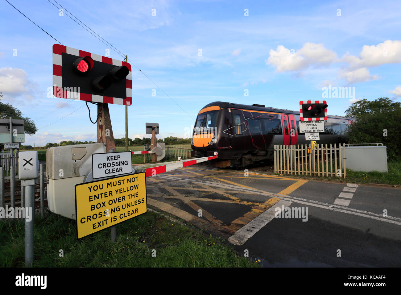 Train les feux rouges à un passage à niveau sans pilote, East Coast Main Line Railway, Peterborough (Cambridgeshire, Angleterre, RU Banque D'Images
