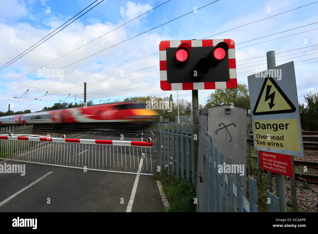Train les feux rouges à un passage à niveau sans pilote, East Coast Main Line Railway, Peterborough (Cambridgeshire, Angleterre, RU Banque D'Images