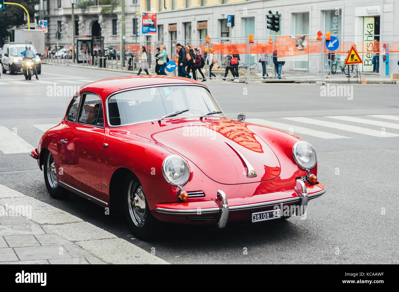 Porsche 356 C modèle rouge garée sur une rue de Milan, Lombardie, Italie. C'était la première production Porsche automobile en 1965. Banque D'Images