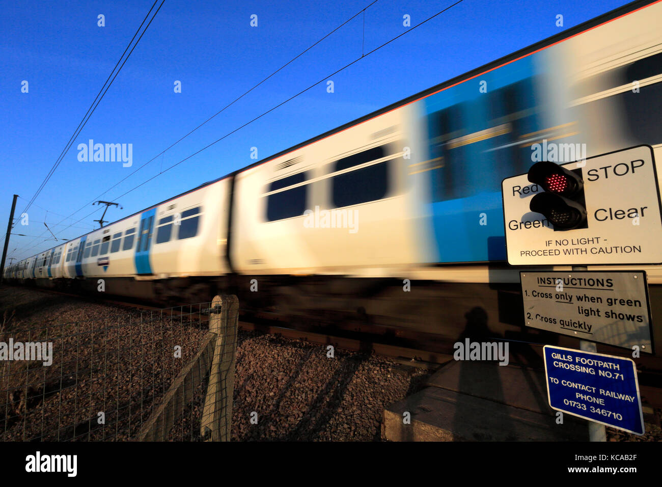 Train les feux rouges à un passage à niveau sans pilote, Offord Cluny Village, East Coast Main Line Railway, Cambridgeshire, Angleterre, RU Banque D'Images