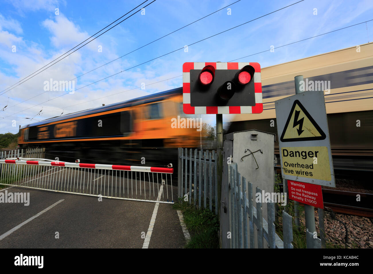 Train les feux rouges à un passage à niveau sans pilote, East Coast Main Line Railway, Peterborough (Cambridgeshire, Angleterre, RU Banque D'Images