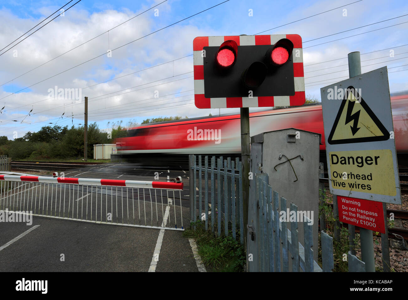 Train les feux rouges à un passage à niveau sans pilote, East Coast Main Line Railway, Peterborough (Cambridgeshire, Angleterre, RU Banque D'Images