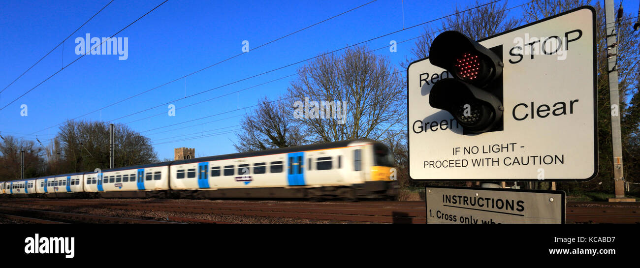 Train les feux rouges à un passage à niveau sans pilote, Offord Cluny Village, East Coast Main Line Railway, Cambridgeshire, Angleterre, RU Banque D'Images
