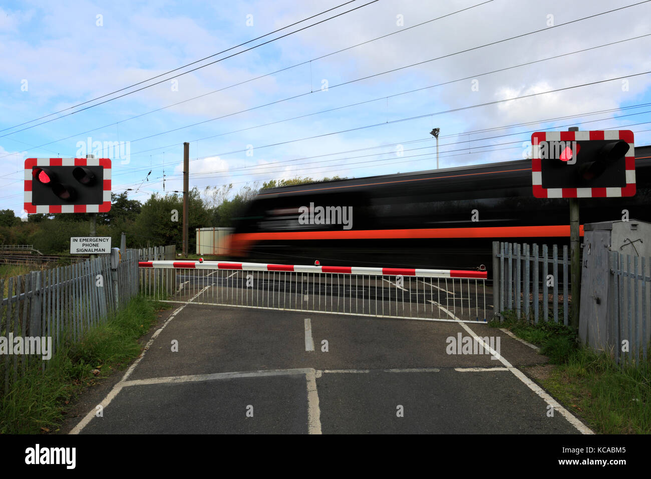 Train les feux rouges à un passage à niveau sans pilote, East Coast Main Line Railway, Peterborough (Cambridgeshire, Angleterre, RU Banque D'Images