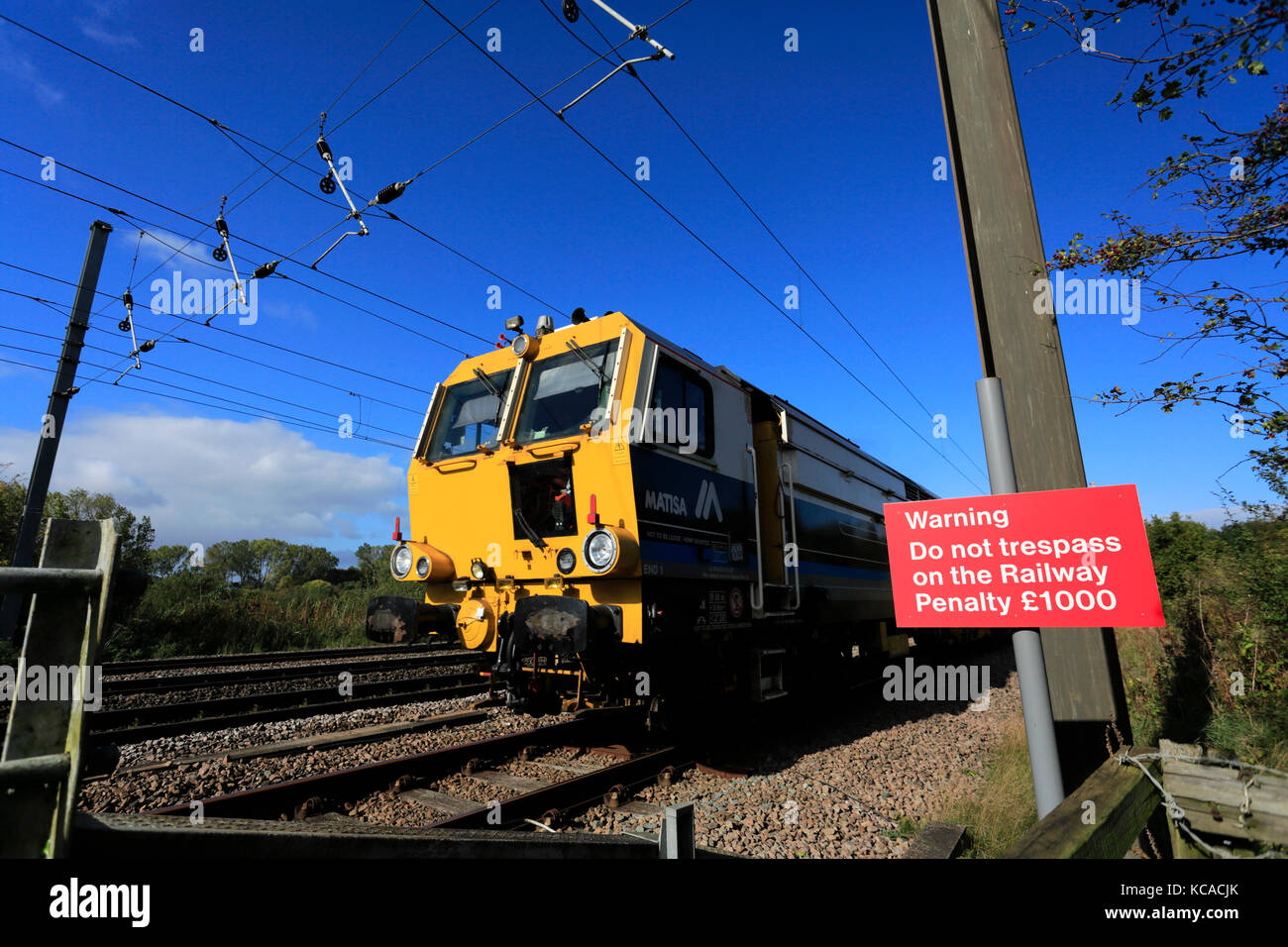 N'empiète pas signe d'avertissement, East Coast Main Line Railway, Peterborough (Cambridgeshire, Angleterre, RU Banque D'Images