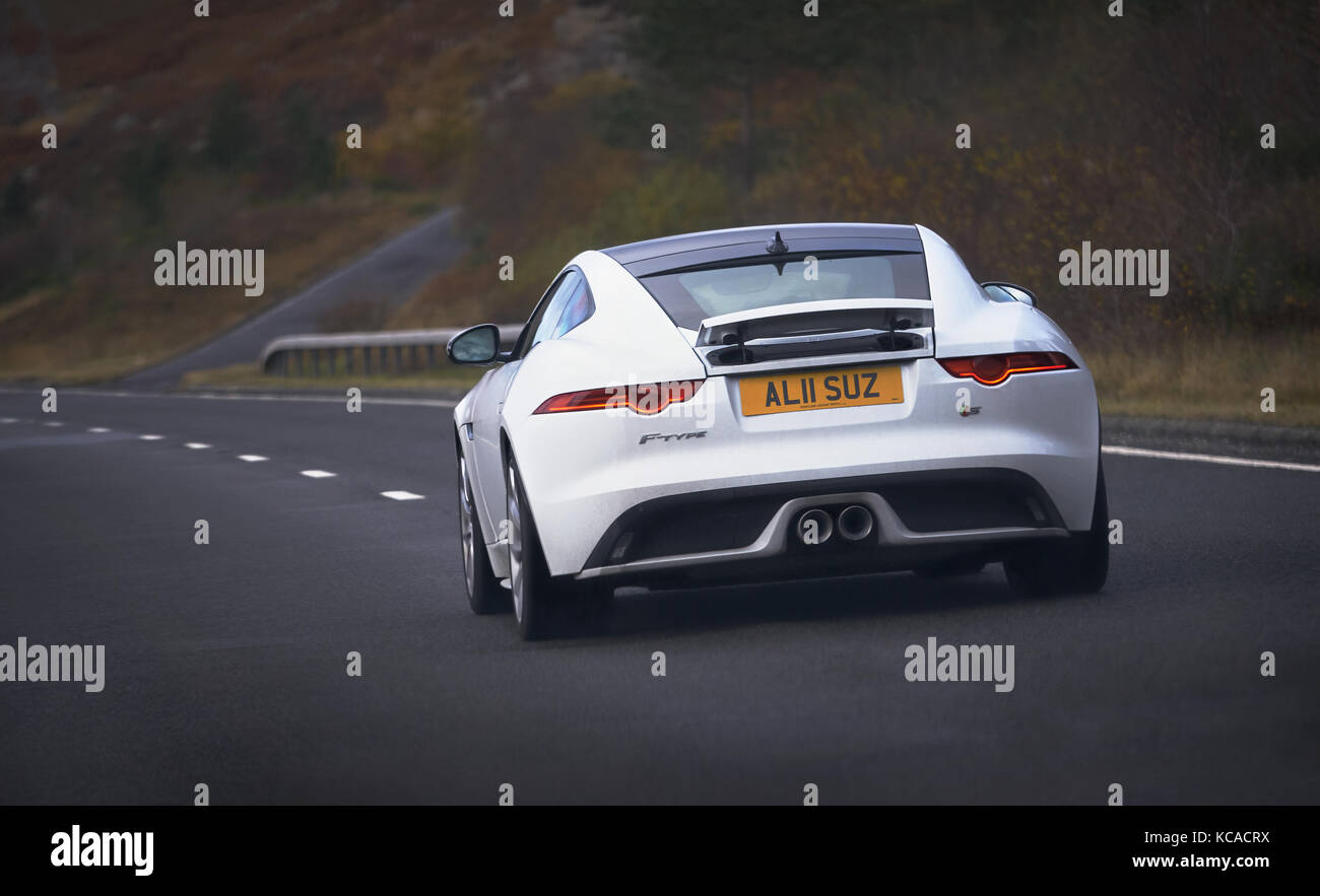 L'AUTOROUTE A9, Ecosse, Royaume-Uni - 05 NOVEMBRE 2016 : Auto Jaguar F Type S conduisant le long de l'A9 dans les Highlands écossais. Banque D'Images