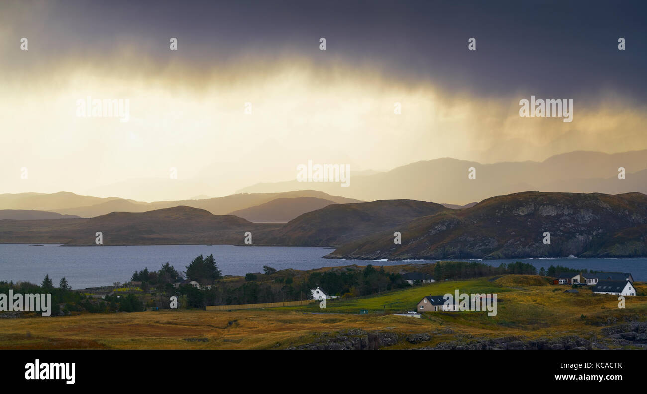 Forte pluie nuages sur crofts côtières à Mellon Charle, Loch Ewe, Highlands, Ecosse, Royaume-Uni. Banque D'Images