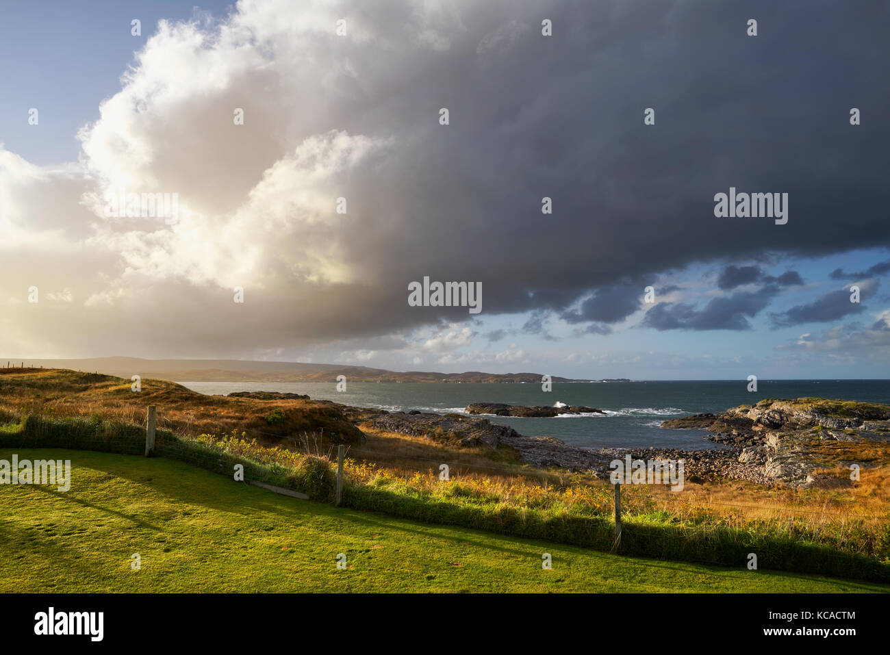 En fin de soirée bien briser des nuages de pluie à Loch Ewe, Highlands, Ecosse, Royaume-Uni. Banque D'Images