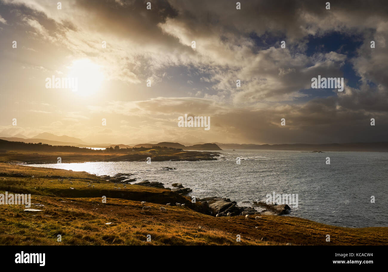 Coucher de soleil sur l'habitat rural de Mellon Charles et Loch Ewe, Highlands, Ecosse, Royaume-Uni. Banque D'Images