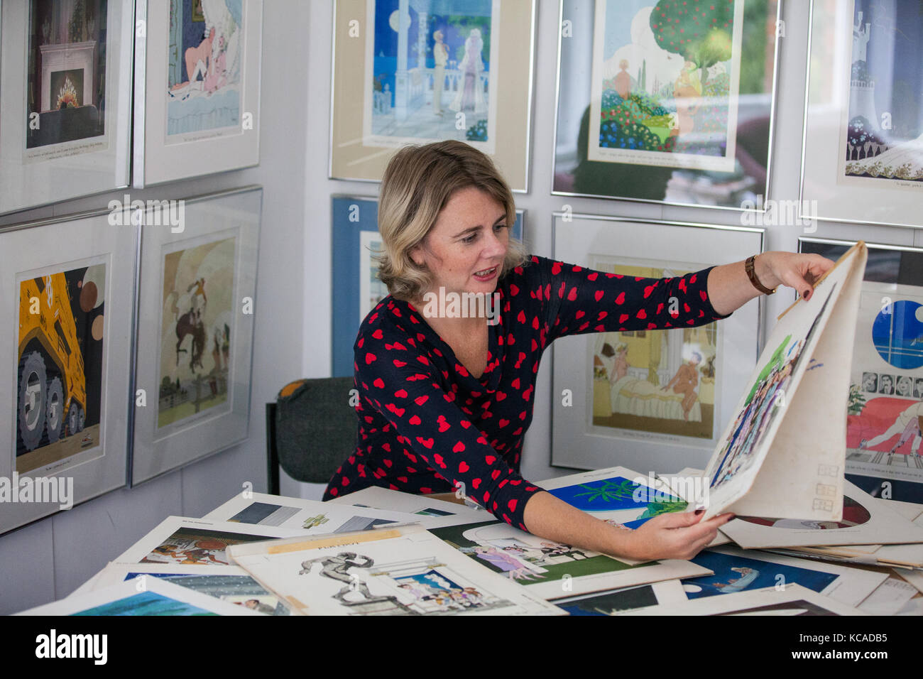 Bromley, Royaume-Uni. 3 octobre, 2017. commissaire-priseur catherine southon pose avec dessins animés par smilby (Francis wilford-smith, 1927-2009), l'un des meilleurs caricaturistes de son époque et surtout connu pour son travail pour Playboy et d'un poinçon. La partie 1 de la collection cartoon smilby seront mis aux enchères par catherine southon les encanteurs et évaluateurs au 1er novembre 2017. crédit : mark kerrison/Alamy live news Banque D'Images