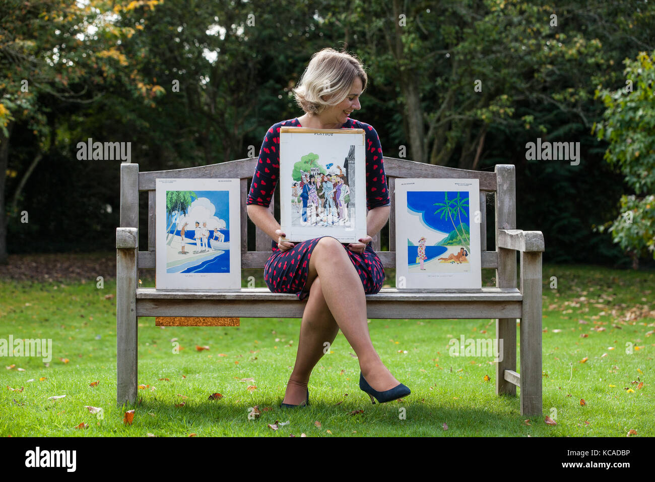 Bromley, Royaume-Uni. 3 octobre, 2017. commissaire-priseur catherine southon pose avec dessins animés par smilby (Francis wilford-smith, 1927-2009), l'un des meilleurs caricaturistes de son époque et surtout connu pour son travail pour Playboy et d'un poinçon. La partie 1 de la collection cartoon smilby seront mis aux enchères par catherine southon les encanteurs et évaluateurs au 1er novembre 2017. crédit : mark kerrison/Alamy live news Banque D'Images