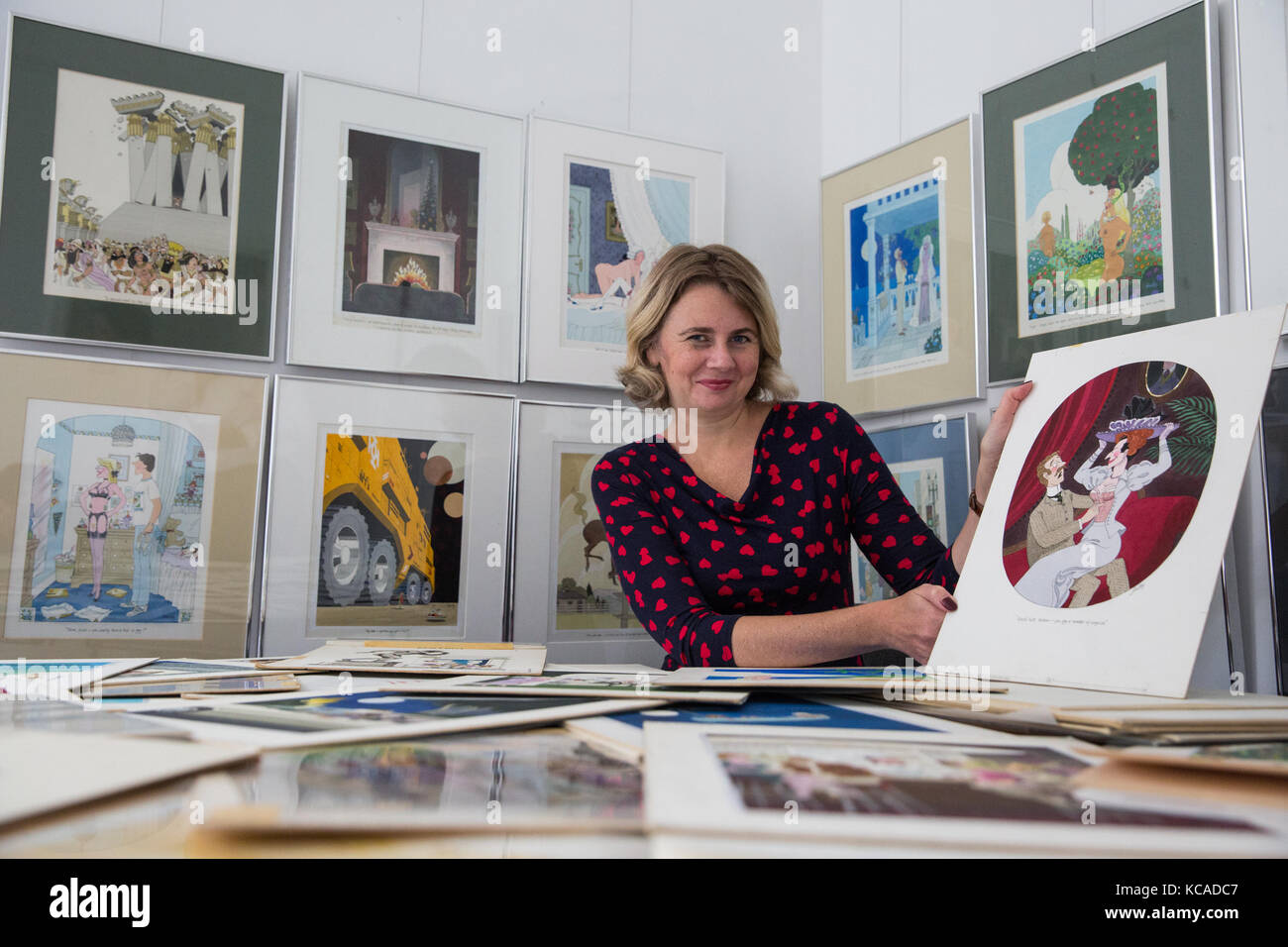 Bromley, Royaume-Uni. 3 octobre, 2017. commissaire-priseur catherine southon pose avec dessins animés par smilby (Francis wilford-smith, 1927-2009), l'un des meilleurs caricaturistes de son époque et surtout connu pour son travail pour Playboy et d'un poinçon. La partie 1 de la collection cartoon smilby seront mis aux enchères par catherine southon les encanteurs et évaluateurs au 1er novembre 2017. crédit : mark kerrison/Alamy live news Banque D'Images