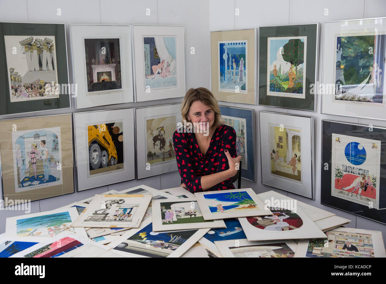 Bromley, Royaume-Uni. 3 octobre, 2017. commissaire-priseur catherine southon pose avec dessins animés par smilby (Francis wilford-smith, 1927-2009), l'un des meilleurs caricaturistes de son époque et surtout connu pour son travail pour Playboy et d'un poinçon. La partie 1 de la collection cartoon smilby seront mis aux enchères par catherine southon les encanteurs et évaluateurs au 1er novembre 2017. crédit : mark kerrison/Alamy live news Banque D'Images