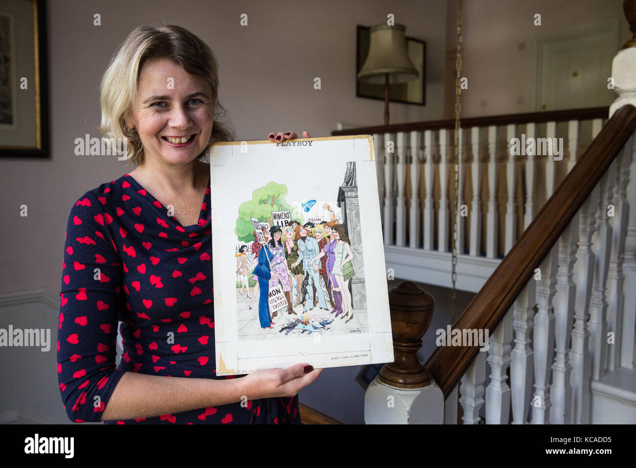 Bromley, Royaume-Uni. 3 octobre, 2017. commissaire-priseur catherine southon pose avec une caricature de smilby (Francis wilford-smith, 1927-2009), l'un des meilleurs caricaturistes de son époque et surtout connu pour son travail pour Playboy et d'un poinçon. La partie 1 de la collection cartoon smilby seront mis aux enchères par catherine southon les encanteurs et évaluateurs au 1er novembre 2017. crédit : mark kerrison/Alamy live news Banque D'Images