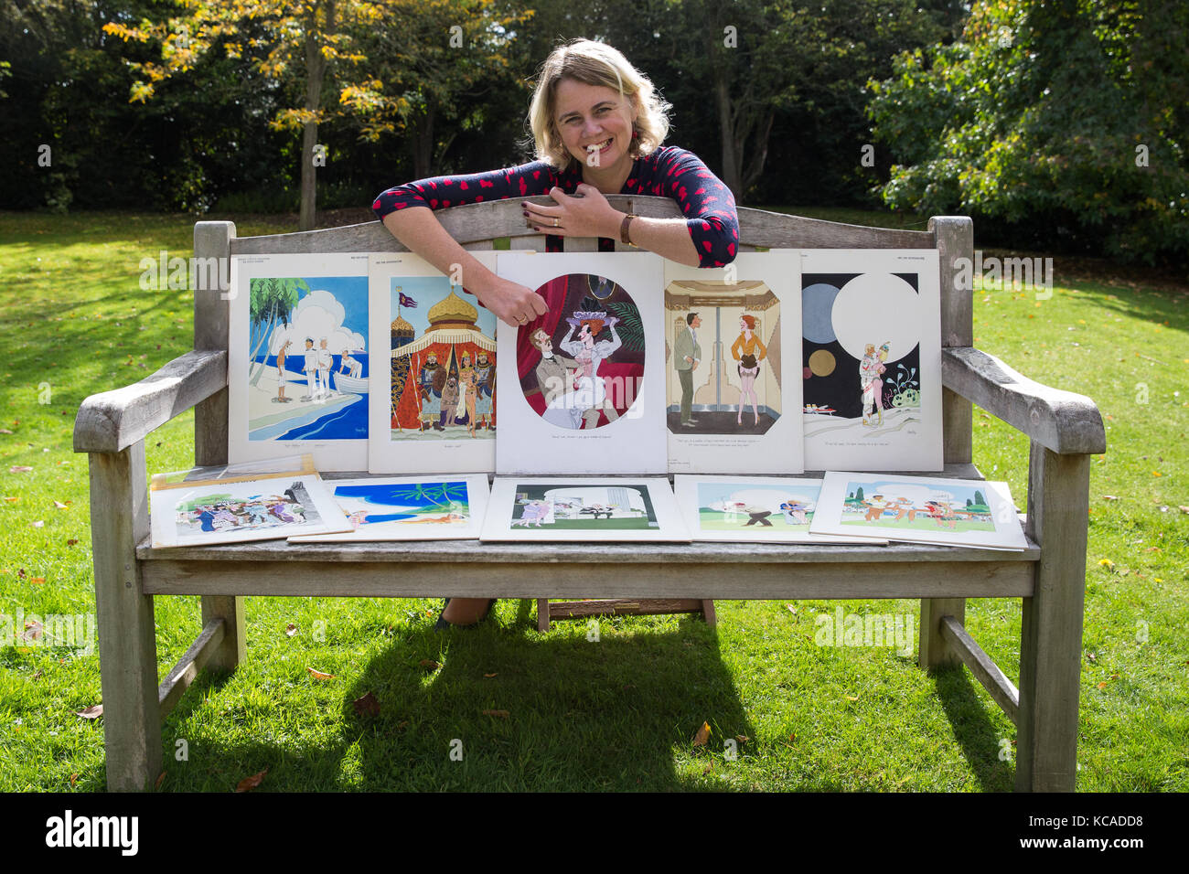 Bromley, Royaume-Uni. 3 octobre, 2017. commissaire-priseur catherine southon pose avec dessins animés par smilby (Francis wilford-smith, 1927-2009), l'un des meilleurs caricaturistes de son époque et surtout connu pour son travail pour Playboy et d'un poinçon. La partie 1 de la collection cartoon smilby seront mis aux enchères par catherine southon les encanteurs et évaluateurs au 1er novembre 2017. crédit : mark kerrison/Alamy live news Banque D'Images