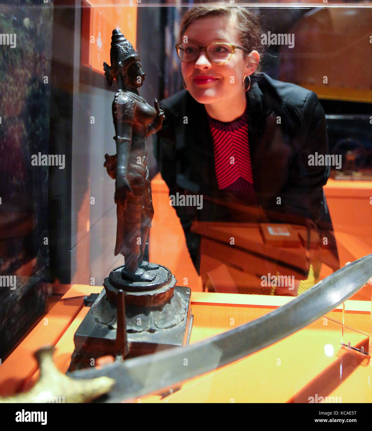 Science Museum. Londres, Royaume-Uni. 3ème oct 2017. Un personnel du musée ressemble à une statue de bronze chola (1000s). éclairant l'Inde au Science Museum dans l'ouest de Londres est une saison d'expositions et d'événements qui célèbre la contribution de l'Inde à la science, de la technologie et des mathématiques, avec deux expositions : 5000 ans de science et de l'innovation et de la photographie 1857-2017. Les expositions et d'événements se déroulera du 4 octobre 2017 - 31 mars 2018 Credit : dinendra haria/Alamy live news Banque D'Images