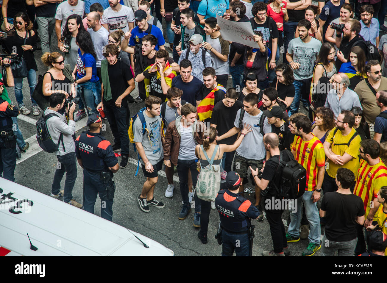 Barcelone, Espagne. 3ème Oct 2017. Jeunes manifestants vu à la Via Laietana. Des démonstrations en continu sont toujours effectuées dans l'artère centrale de Barcelone, la Via Laietana. La célèbre rue passe devant le siège de la police nationale espagnole à Barcelone. Banque D'Images