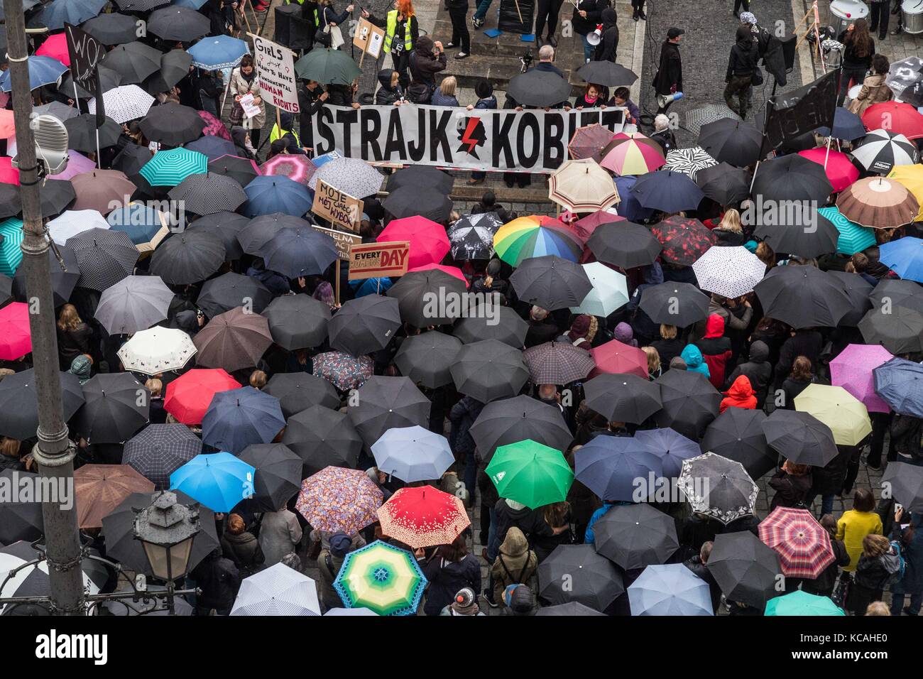 Wroclaw, Pologne. 3ème oct 2017. noir de protestation - la grève des femmes. femmes polonaises dans les rues pour protester contre des lois sur l'avortement en Pologne. parasols devenir un signe de protestation. wroclaw. crédit : Pologne krzysztof kaniewski/zuma/Alamy fil live news Banque D'Images