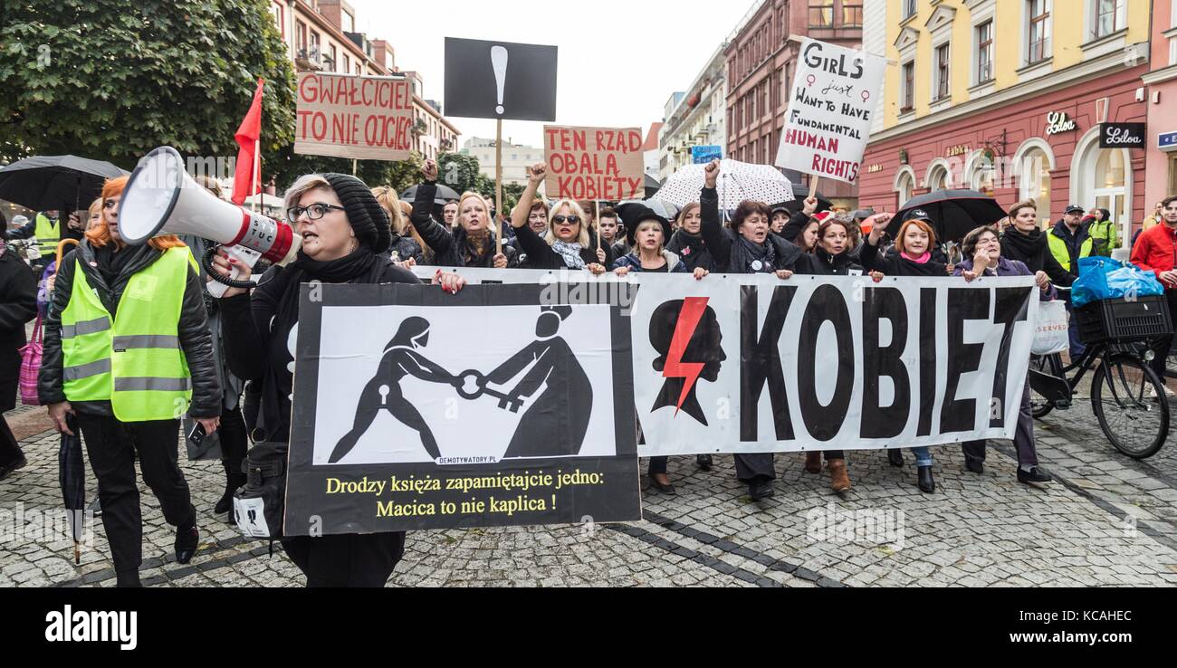 Wroclaw, Pologne. 3ème oct 2017. noir de protestation - la grève des femmes. femmes polonaises dans les rues pour protester contre des lois sur l'avortement en Pologne. parasols devenir un signe de protestation. wroclaw. crédit : Pologne krzysztof kaniewski/zuma/Alamy fil live news Banque D'Images