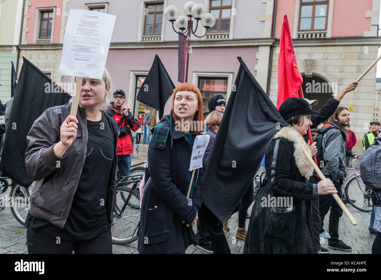 Wroclaw, Pologne. 3ème oct 2017. noir de protestation - la grève des femmes. femmes polonaises dans les rues pour protester contre des lois sur l'avortement en Pologne. parasols devenir un signe de protestation. wroclaw. crédit : Pologne krzysztof kaniewski/zuma/Alamy fil live news Banque D'Images