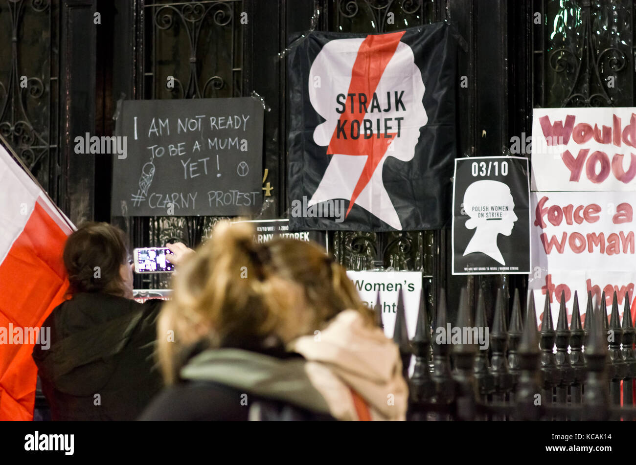 Londres, Royaume-Uni. 03ème octobre 2017. Solidarité avec les femmes en Pologne lors de la manifestation de grève nationale des femmes contre l'ambassade de la République de Pologne à Londres. Credit: Marcin Libera/Alay Live News Banque D'Images