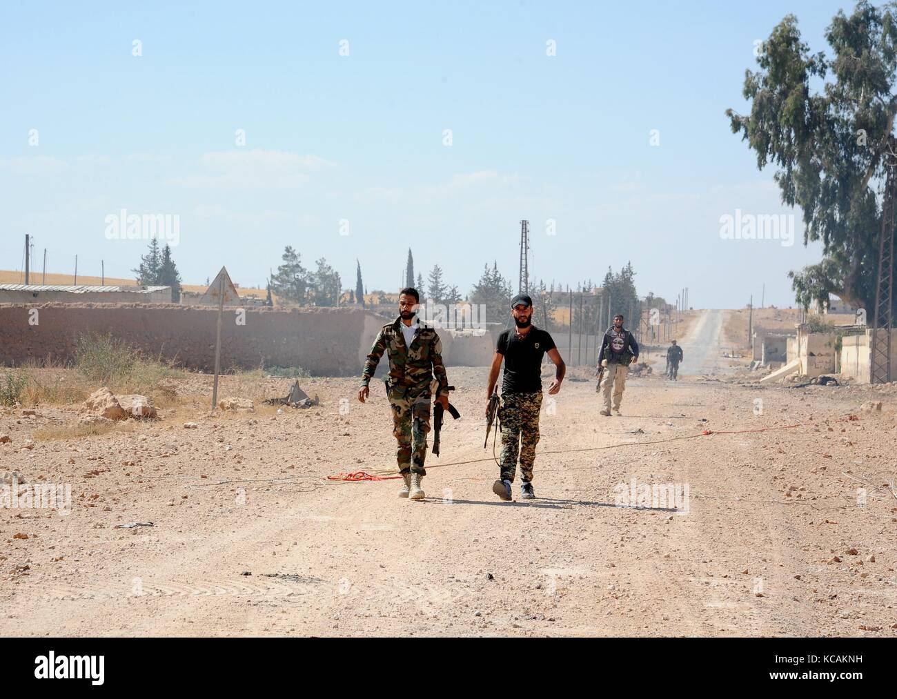 Hama, en Syrie. 3ème oct 2017. Des soldats syriens à pied dans une ville récemment capturé à Hama, en Syrie, le oct. 3, 2017. l'armée syrienne a réussi mardi pour couper à travers une enclave contrôlée par l'État islamique (est) entre les provinces centrales de Hama et de Homs, un groupe de moniteurs déclarés. crédit : ammar safarjalani/Xinhua/Alamy live news Banque D'Images