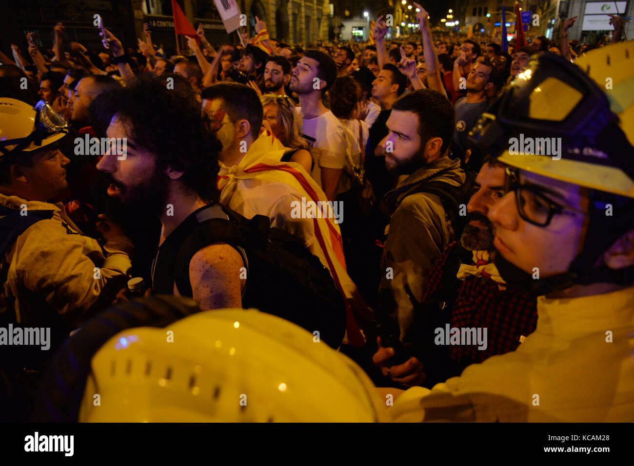 Barcelone, Espagne. 3 octobre. Les manifestants montrent le doigt du milieu de policía nacional siège social à Barcelone au cours de la protestation contre le gouvernement espagnol et le comportement de la police pendant le référendum catalan, au 1er octobre, lors de la grève générale qui a été largement suivie. crédit : ros padulles ALADI/Alamy live news Banque D'Images