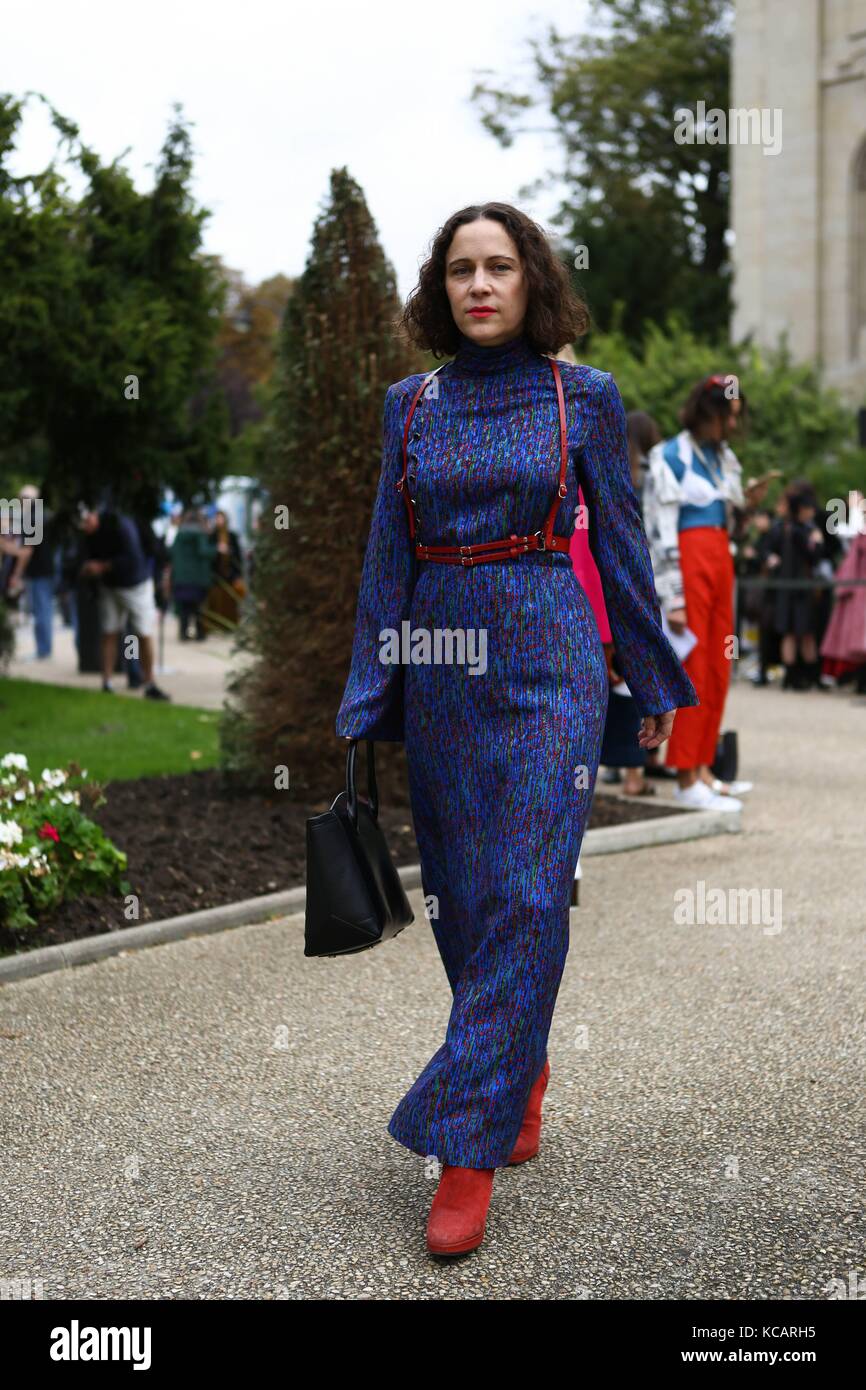 Tiffany Godoy posant à l'extérieur du défilé sacai pendant la Fashion week de Paris - 2 octobre 2017 - photo : Runway Manhattan/Valentina Ranieri ***pour usage éditorial seulement *** | usage dans le monde entier Banque D'Images