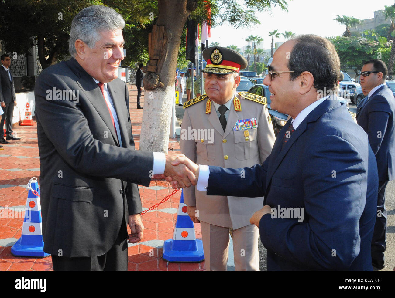 Le Caire, Égypte. 4 octobre 2017. Le président égyptien Abdul Fattah al-Sisi visite l'ancien président égyptien Gamal Abdel Nasser lors d'une cérémonie au mémorial du soldat inconnu et des tombeaux des présidents égyptiens tardifs le 4 octobre 2017 au Caire, dans le cadre des célébrations marquant le 42e anniversaire de la victoire de la guerre d'octobre crédit : Bureau du président égyptien/APA Images/ZUMA Wire/Alay Live News Banque D'Images