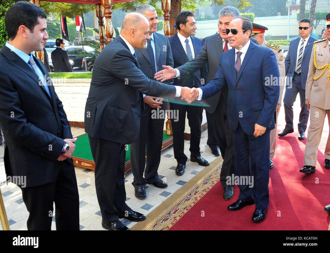 Le Caire, Égypte. 4 octobre 2017. Le président égyptien Abdul Fattah al-Sisi visite l'ancien président égyptien Gamal Abdel Nasser lors d'une cérémonie au mémorial du soldat inconnu et des tombeaux des présidents égyptiens tardifs le 4 octobre 2017 au Caire, dans le cadre des célébrations marquant le 42e anniversaire de la victoire de la guerre d'octobre crédit : Bureau du président égyptien/APA Images/ZUMA Wire/Alay Live News Banque D'Images