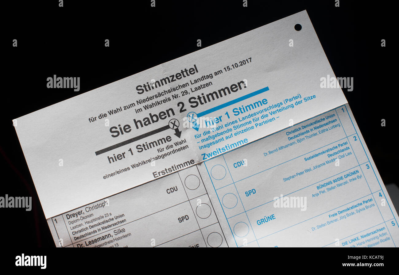 Hanovre, Allemagne. 4 octobre 2017. ILLUSTRATION - Un bulletin de vote pour l'élection du parlement de l'État du Landtag de basse-Saxe sur une table à Hanovre, Allemagne, 4 octobre 2017. Crédit : Julian Stratenschulte/dpa/Alamy Live News Banque D'Images