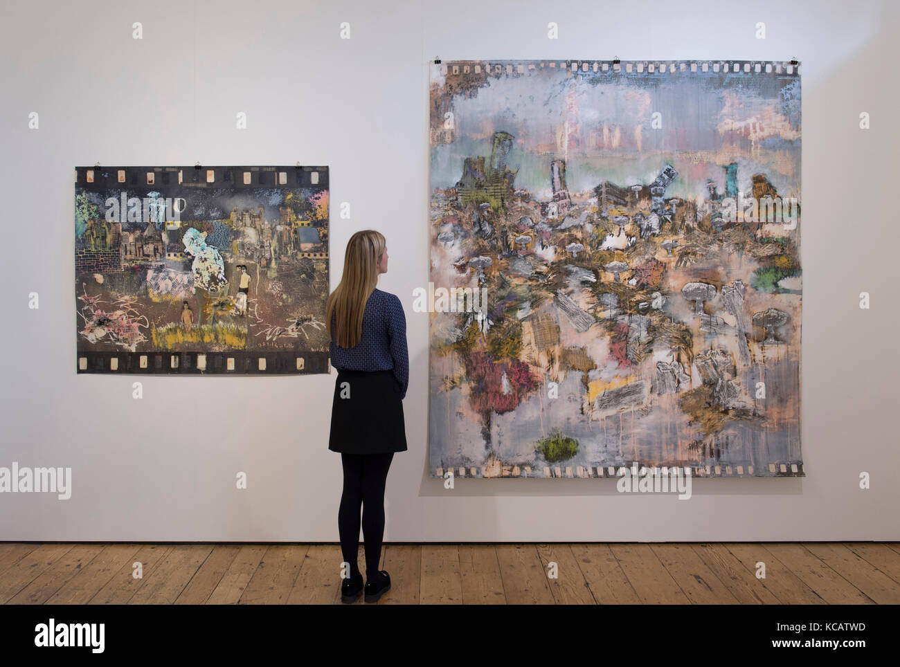 Somerset House, Londres, Royaume-Uni. 3 octobre 2017. 1:54 Contemporary African Art Fair, la principale foire internationale dédiée à l'art contemporain africain, ouvre sa cinquième édition de Londres. Parmi les exposants cette année, 18 galeries d'Afrique. Photo: Paul Onditi. Plus moins stries (l), moins Logic (r), ARTLabAfrica. Posé avec un membre du personnel de la galerie. Crédit : Malcolm Park/Alay Live News. Banque D'Images