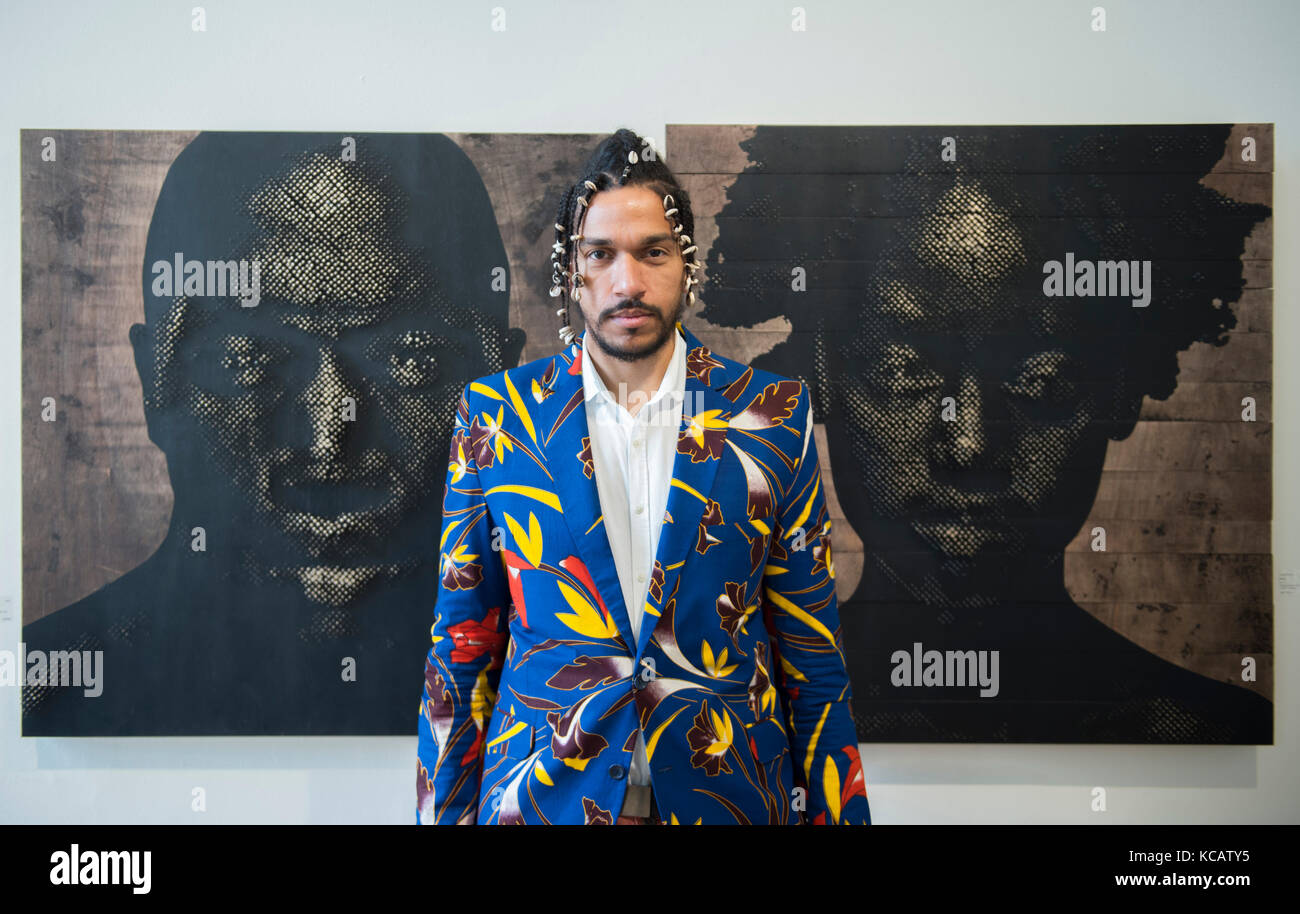 Somerset House, Londres, Royaume-Uni. 3 octobre 2017. 1:54 Contemporary African Art Fair, la principale foire internationale dédiée à l'art contemporain africain, ouvre sa cinquième édition de Londres. Parmi les exposants cette année, 18 galeries d'Afrique. Photo : artiste Alexis Peskine devant ses œuvres Tombouctou (l) et Nyjur (r). Galerie d'octobre. Crédit : Malcolm Park/Alay Live News. Banque D'Images