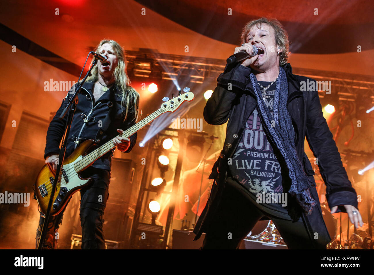 '25 ans - le meilleur des meilleurs monuments 2017'-Tour à Wartenberg-Oval, Wartenberg-Angersbach, Allemagne. Ici Tobias 'Eggi' Exxel (L, guitare) et Tobias Sammet (R, chant). Crédit: Christian Lademann Banque D'Images