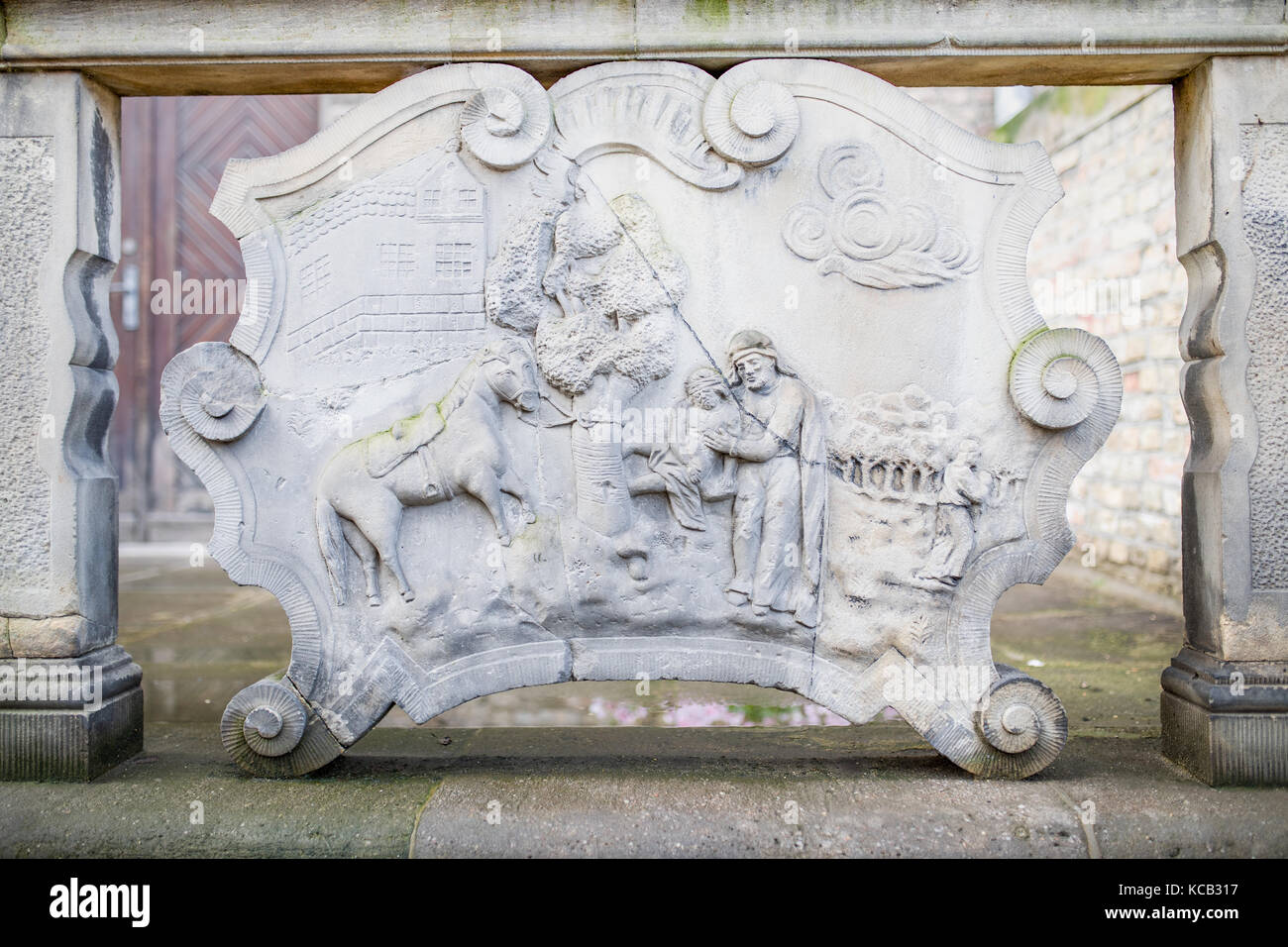 Ornements, moulures, gargouille, bas reliefs dans un grès, granit, béton. détails de sculpture à Gdansk (Dantzig). Rue Mariacka (Mariengasse) un Banque D'Images