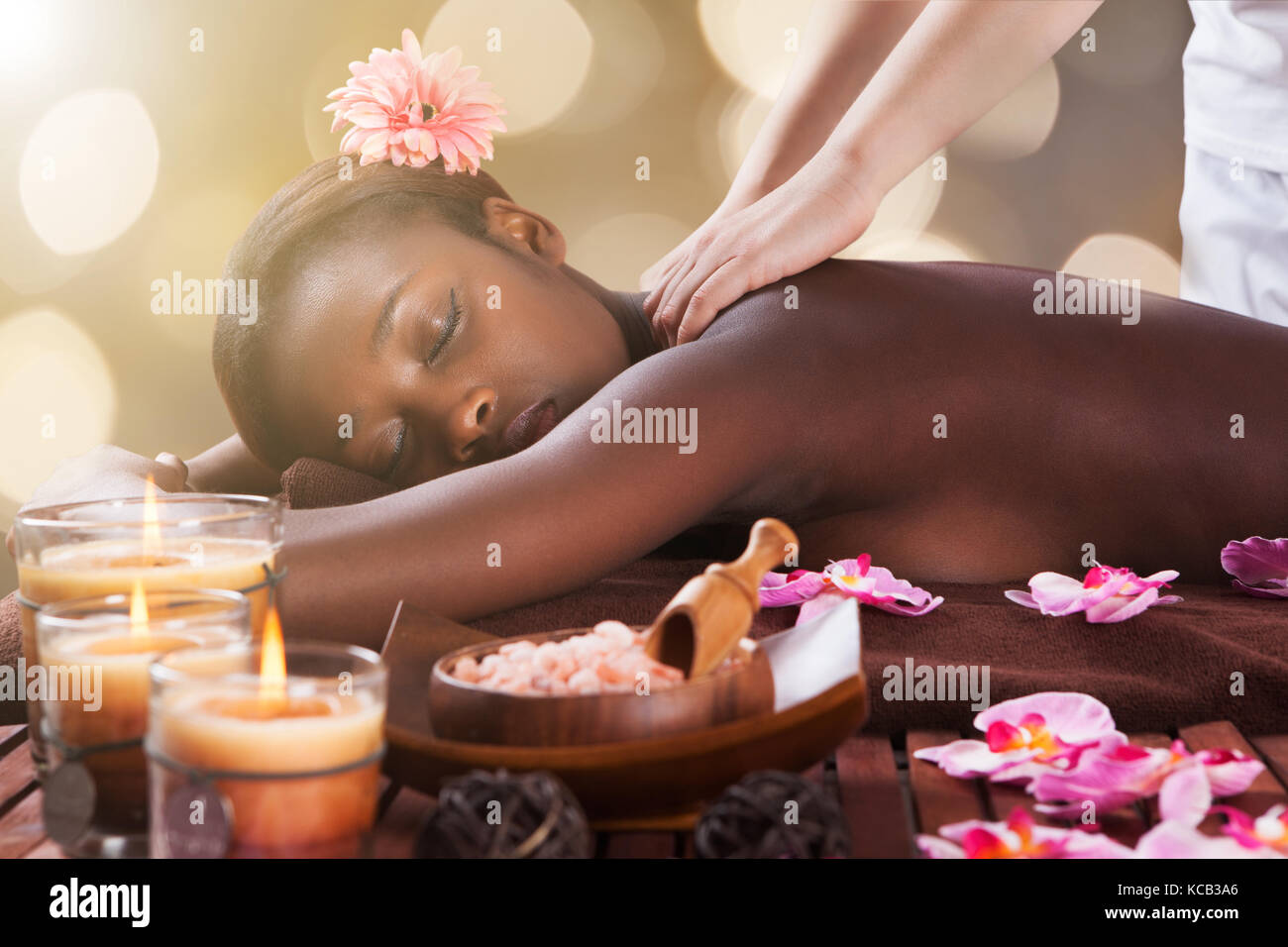 Young African Woman Receiving Back massage au Spa de beauté Banque D'Images