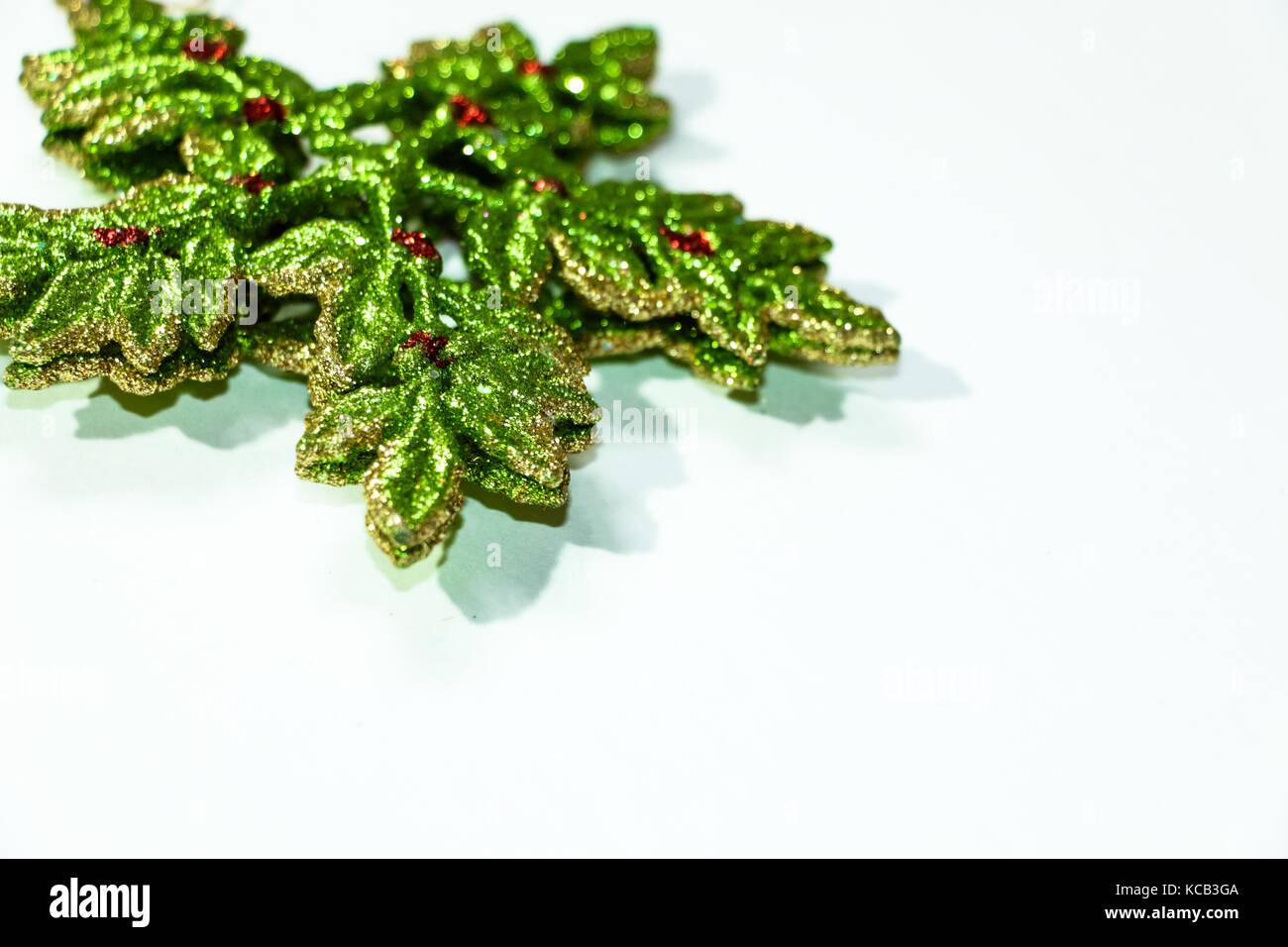 Belle et colorée décoration de Noël sous la forme d'une étoile à cinq branches pour décorer un arbre de Noël le jour de Noël Banque D'Images